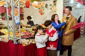 Đặc sản cổ truyền với b&aacute;nh chưng, b&aacute;nh T&eacute;t, hạt sấy,&hellip; từ những thương hiệu uy t&iacute;n, chất lượng tốt l&agrave; một trong những sản phẩm y&ecirc;u th&iacute;ch của kh&aacute;ch h&agrave;ng khi đến với hội chợ Tết