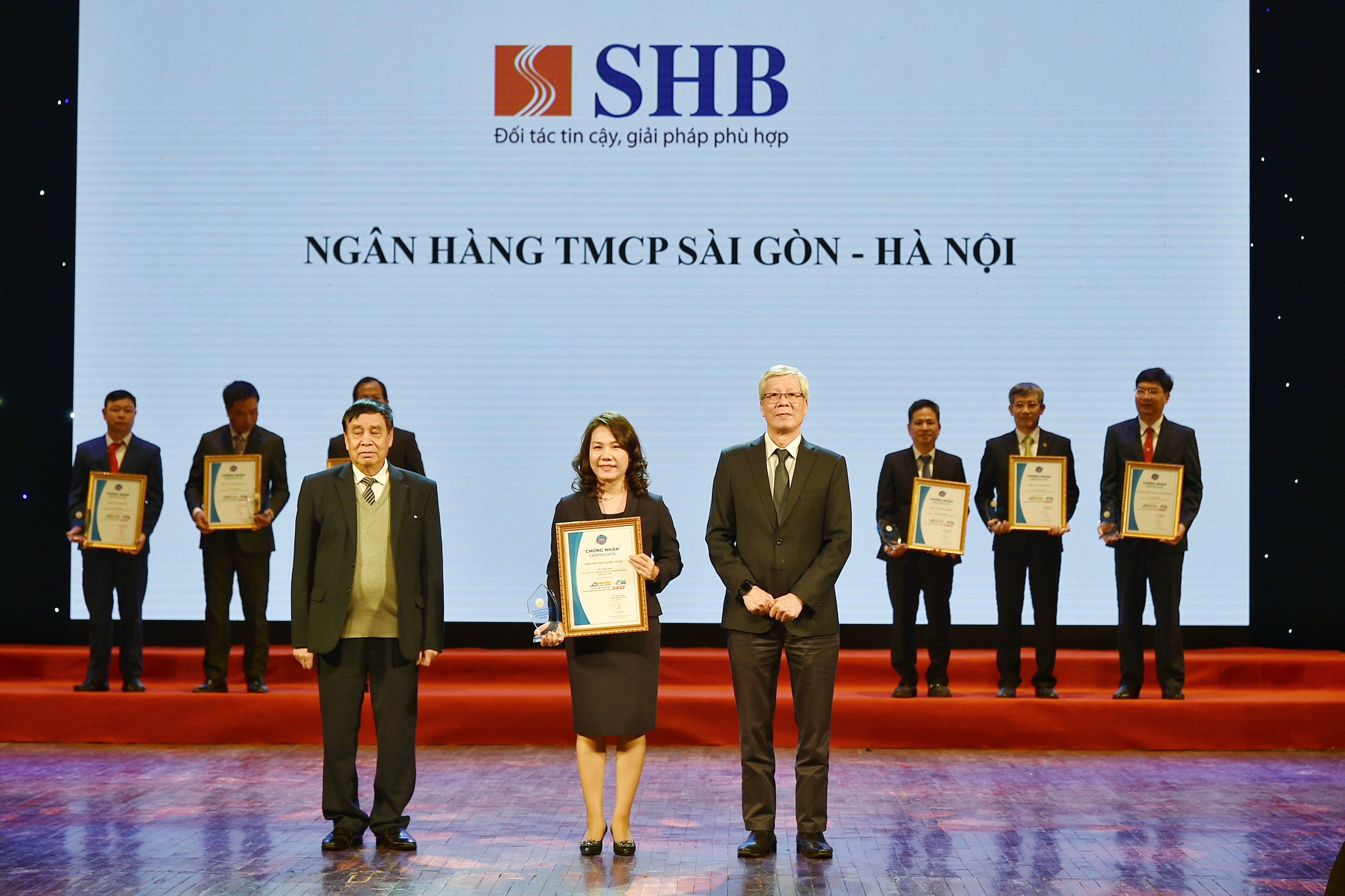 Ph&oacute; Tổng Gi&aacute;m đốc Ninh Thị Lan Phương đại diện SHB nhận giải thưởng &ldquo;Top 10 Ng&acirc;n h&agrave;ng thu xếp vốn đầu tư hiệu quả cho c&aacute;c dự &aacute;n năng lượng Việt Nam từ năm 2017 &ndash; 2022&rdquo;