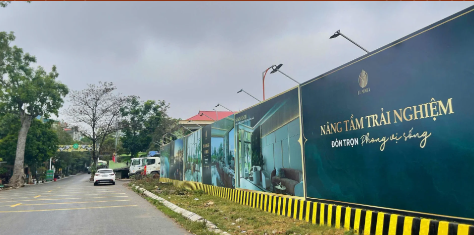 Theo lời m&ocirc;i giới bất động sản t&ecirc;n H.T., hiện gi&aacute; b&aacute;n chung cư đối với căn 2 ngủ, 2 vệ sinh c&oacute; diện t&iacute;ch hơn 70m2 tại đ&acirc;y c&oacute; gi&aacute; dao động từ 3,4 tỷ đến 3,7 tỷ đồng. Trong khi đ&oacute;, c&aacute;c căn 3 ngủ, 2 vệ sinh c&oacute; diện t&iacute;ch dao động từ 100m2 &ndash; 120m2 sẽ c&oacute; mức gi&aacute; hơn 5 tỷ đồng. Nếu chọn những căn căn g&oacute;c, mức gi&aacute; sẽ cao hơn.