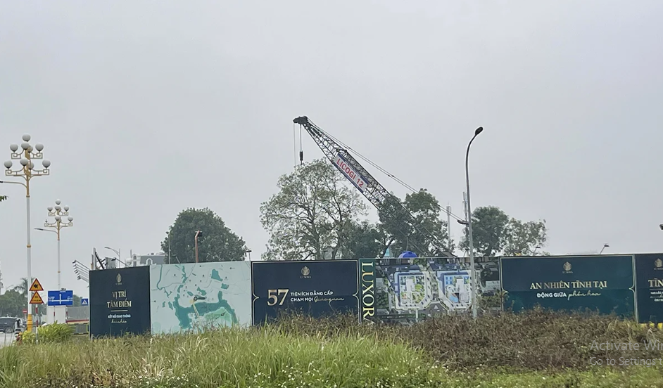 &ldquo;Hiện b&ecirc;n em đang c&oacute; sẵn một căn hộ 2 ngủ diện t&iacute;ch hơn 73m2, mức gi&aacute; b&aacute;n hơn 3,23 tỷ đồng (tương đương gần 44,3 triệu đồng/m2). Nếu anh c&oacute; nhu cầu mua suất n&agrave;y, ngo&agrave;i số tiền n&ecirc;u tr&ecirc;n th&igrave; anh sẽ chịu th&ecirc;m một khoản ch&ecirc;nh lệch 360 triệu đồng&rdquo;, m&ocirc;i giới n&agrave;y cho hay.