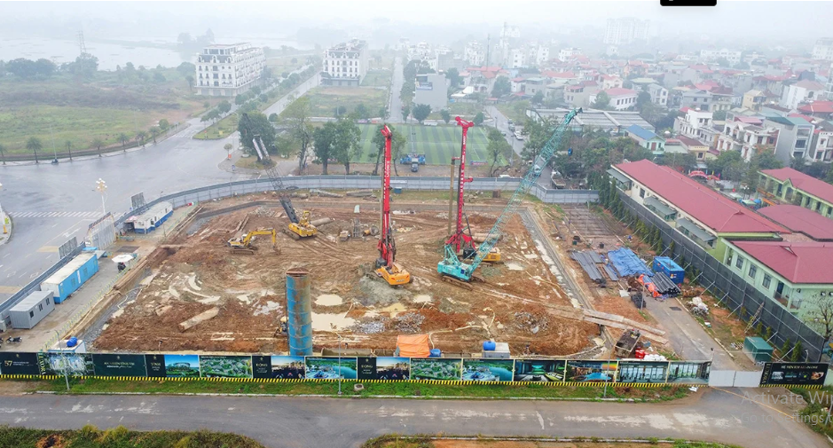 Ghi nhận của VienamFinance ng&agrave;y 17/1, hiện khu đất thực hiện dự &aacute;n đ&atilde; được giải ph&oacute;ng mặt bằng,&nbsp; c&oacute; m&aacute;y m&oacute;c thi c&ocirc;ng &eacute;p cọc, xung quanh dự &aacute;n được qu&acirc;y t&ocirc;n v&agrave; c&oacute; biển hiệu giới thiệu th&ocirc;ng tin về dự &aacute;n,....