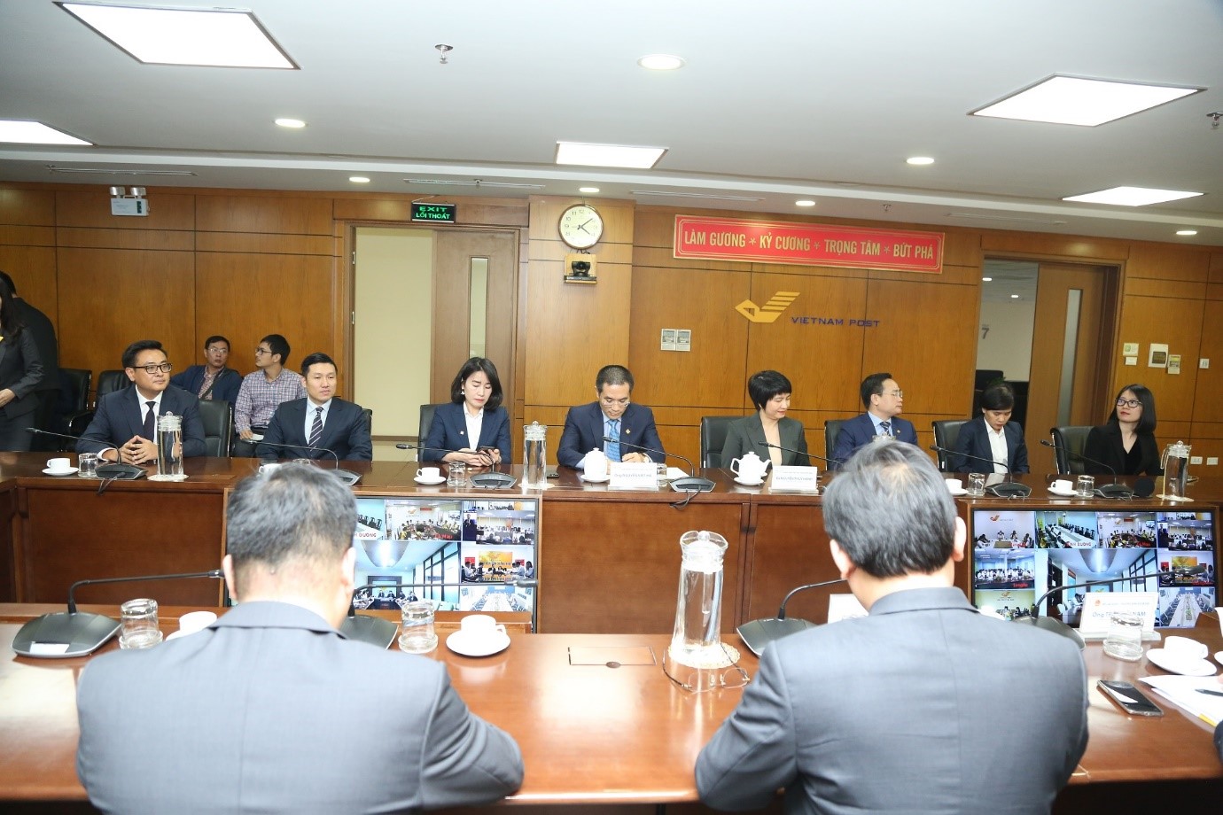 Lễ ra mắt sản phẩm t&iacute;n dụng an sinh x&atilde; hội diễn ra tại trụ sở Vietnam Post v&agrave; kết nối với c&aacute;c điểm cầu tại nhiều tỉnh, th&agrave;nh &nbsp;