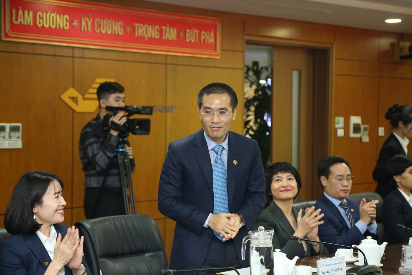 Theo &ocirc;ng Nguyễn Việt H&agrave; - Ph&oacute; Tổng Gi&aacute;m đốc PVcomBank, đ&acirc;y sẽ l&agrave; sản phẩm tạo điều kiện tối đa cho người lao động tiếp tục đ&oacute;ng BHXH tự nguyện