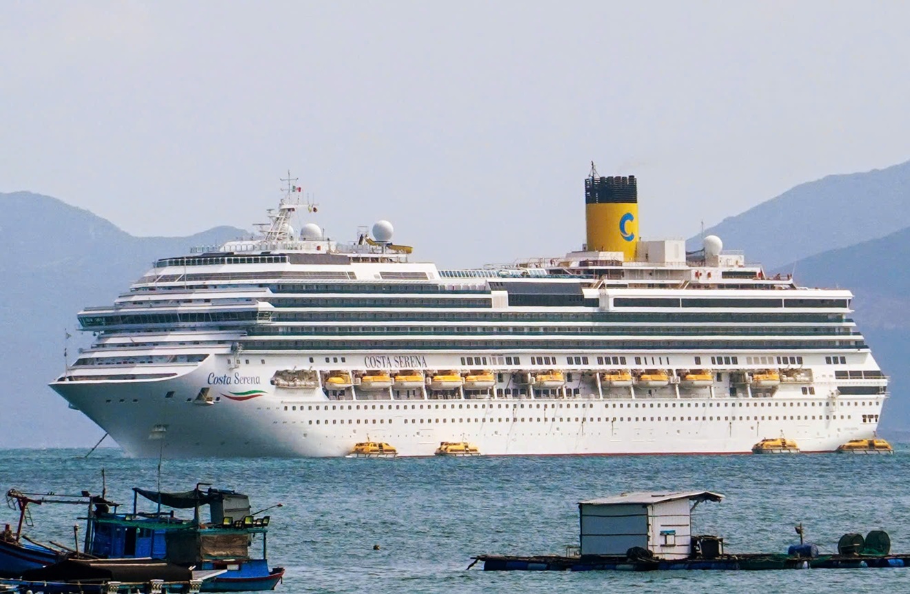 T&agrave;u du lịch quốc tế neo đậu tr&ecirc;n vịnh Nha Trang