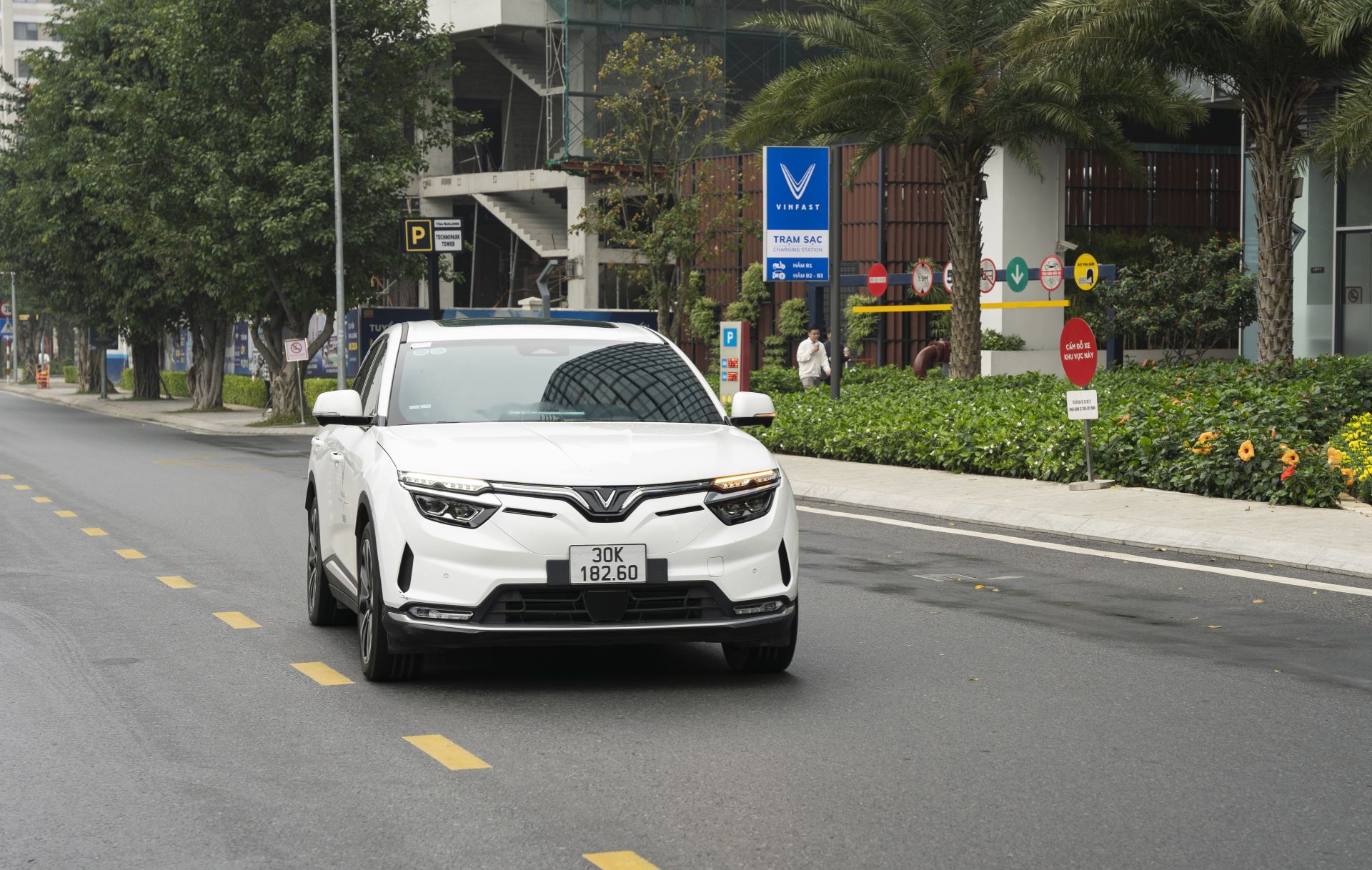 Xuống tiền VinFast VF 8 dịp giáp Tết: Nhận quà lớn, tiết kiệm cả trăm triệu đồng - Ảnh 1