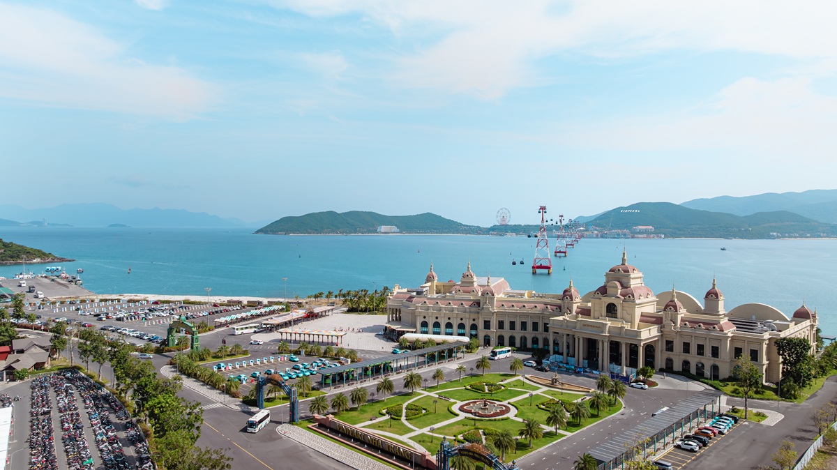 Vinhomes Pearl Bay kế cận ga c&aacute;p treo Vinpearl, kết nối trực tiếp với thi&ecirc;n đường tiện &iacute;ch đồ sộ của Vinpearl Nha Trang