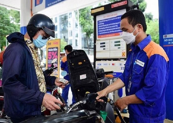 Ng&#224;y s&#225;t Tết, xăng v&#224;o kỳ tăng gi&#225; mạnh, vượt 23.000 đồng/l&#237;t - Ảnh 1