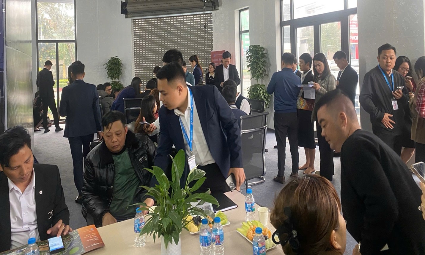 Kh&ocirc;ng kh&iacute; nhộn nhịp tại Văn ph&ograve;ng b&aacute;n h&agrave;ng Đại l&yacute; ph&acirc;n phối ch&iacute;nh thức của dự &aacute;n