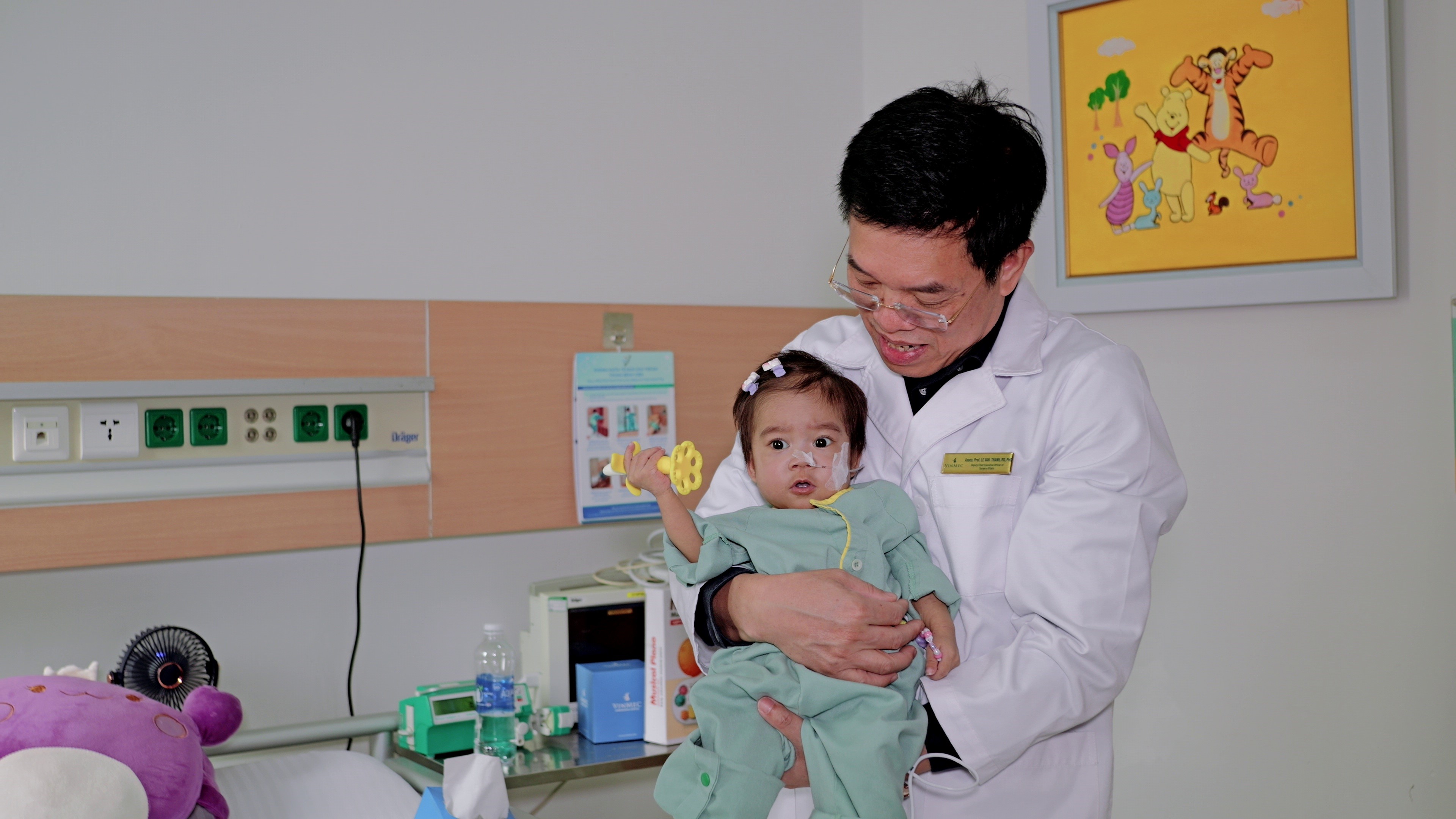 PGS.TS.BS L&ecirc; Văn Th&agrave;nh thăm b&eacute; Di sau hơn một th&aacute;ng phẫu thuật.