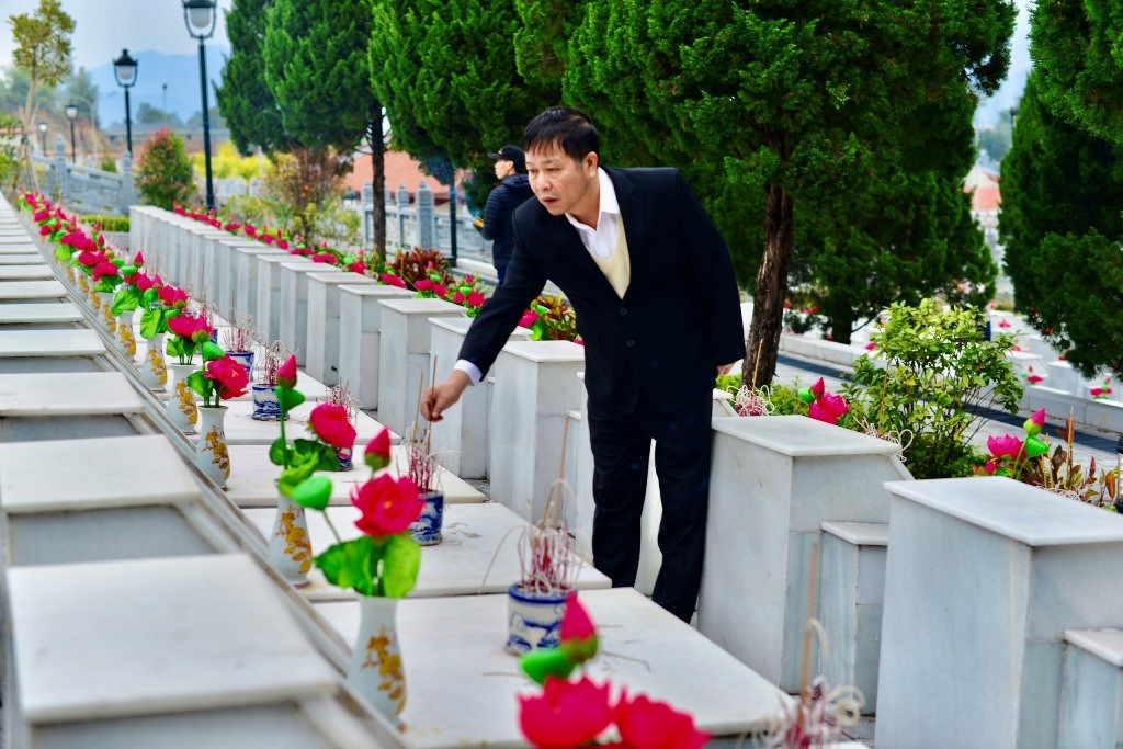 &Ocirc;ng B&ugrave;i Thanh H&agrave; &ndash; Ph&oacute; Chủ tịch HĐQT d&acirc;ng hương cho c&aacute;c liệt sỹ tại Vị Xuy&ecirc;n.