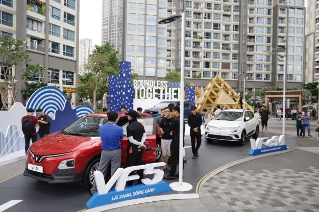 Kh&aacute;ch h&agrave;ng ng&agrave;y c&agrave;ng quan t&acirc;m v&agrave; lựa chọn xe điện VinFast &nbsp;