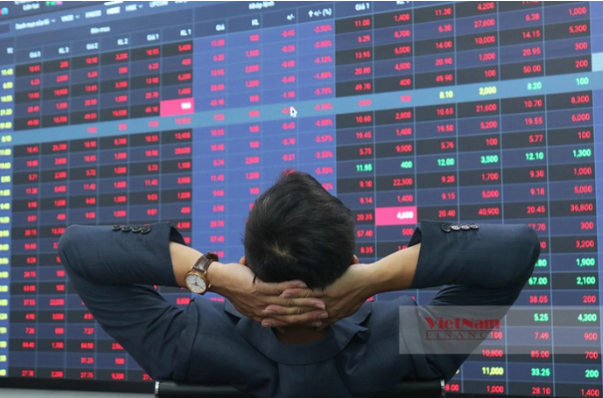 Cổ phiếu ng&acirc;n h&agrave;ng rớt thảm khiến VN-Index 'bay m&agrave;u' 15 điểm, thanh khoản tăng vọt