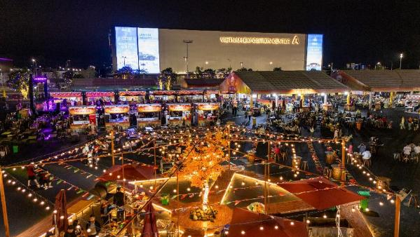 Kh&ocirc;ng gian ẩm thực ngo&agrave;i trời tại Hội chợ M&ugrave;a Thu 2025