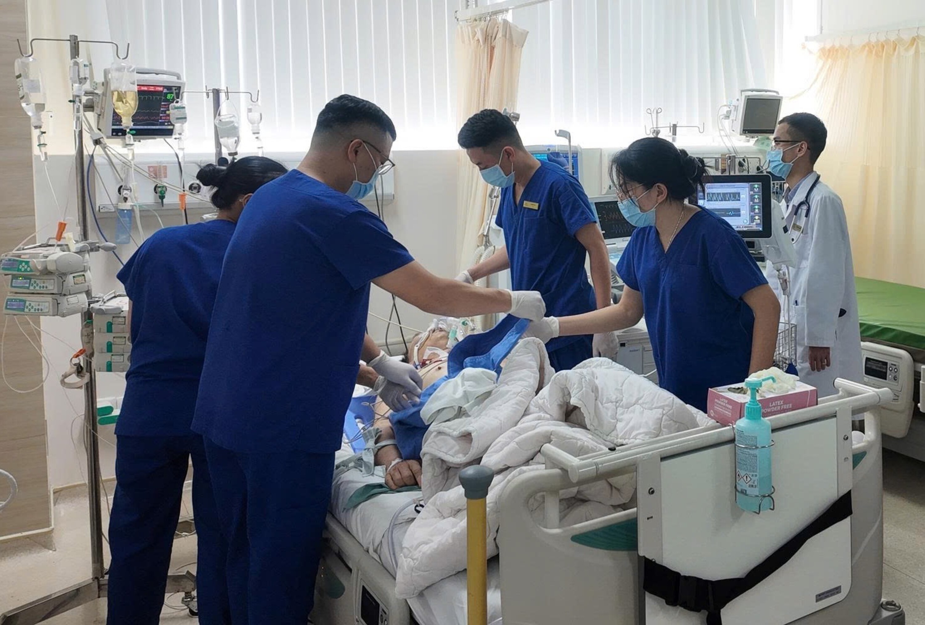 Bệnh nh&acirc;n được cấp cứu v&agrave; can thiệp ngay trong &ldquo;giờ v&agrave;ng&rdquo; tại Vinmec Nha Trang.