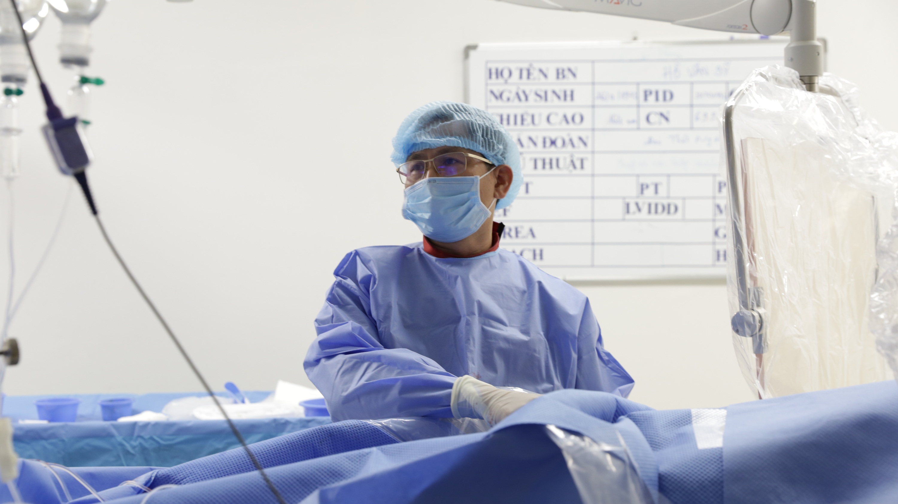 B&aacute;c sĩ T&ocirc; Hưng Thụy thực hiện can thiệp cho bệnh nh&acirc;n.