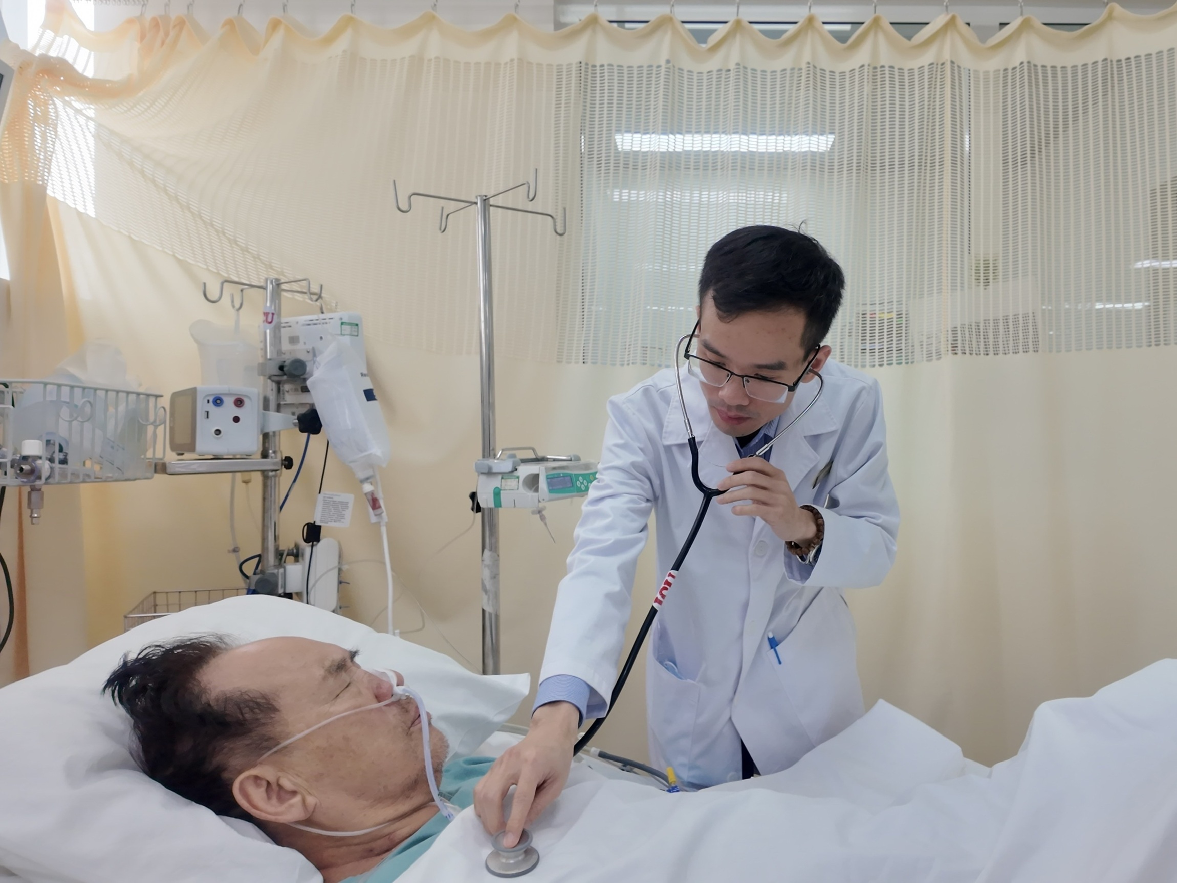 Sau can thiệp, bệnh nh&acirc;n được theo d&otilde;i v&agrave; tiếp tục điều trị chuy&ecirc;n s&acirc;u tại khoa Hồi sức t&iacute;ch cực.