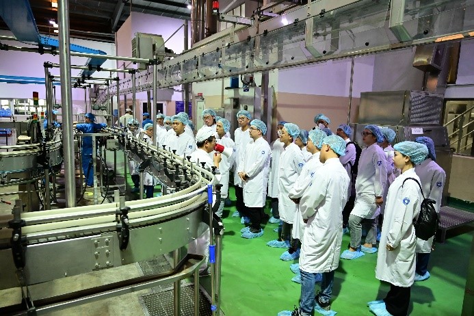 Tour tham quan nh&agrave; m&aacute;y &ndash; trang trại gi&uacute;p nh&acirc;n vi&ecirc;n mới hiểu r&otilde; hơn về văn h&oacute;a doanh nghiệp v&agrave; x&acirc;y dựng t&igrave;nh y&ecirc;u với thương hiệu.