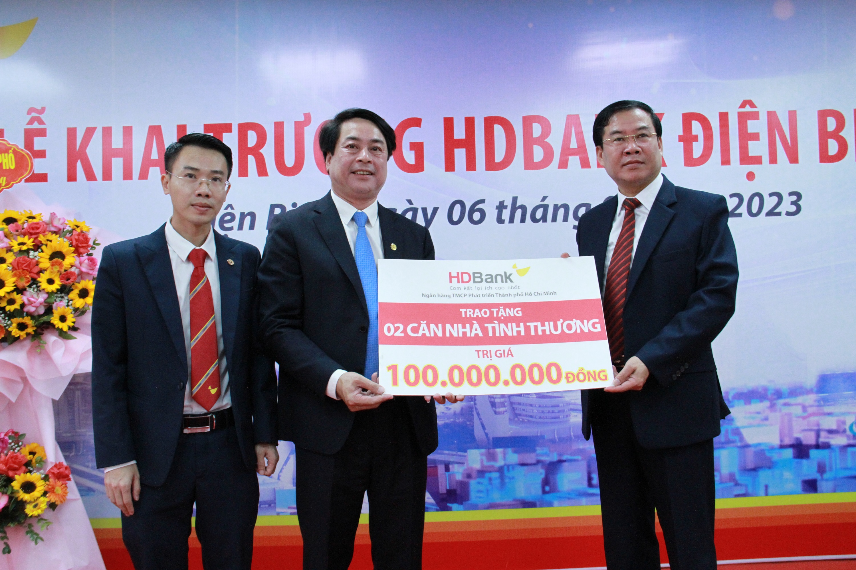 Đại diện l&atilde;nh đạo HDBank trao tặng 2 căn nh&agrave; t&igrave;nh thương cho b&agrave; con c&oacute; ho&agrave;n cảnh kh&oacute; khăn tại địa phương