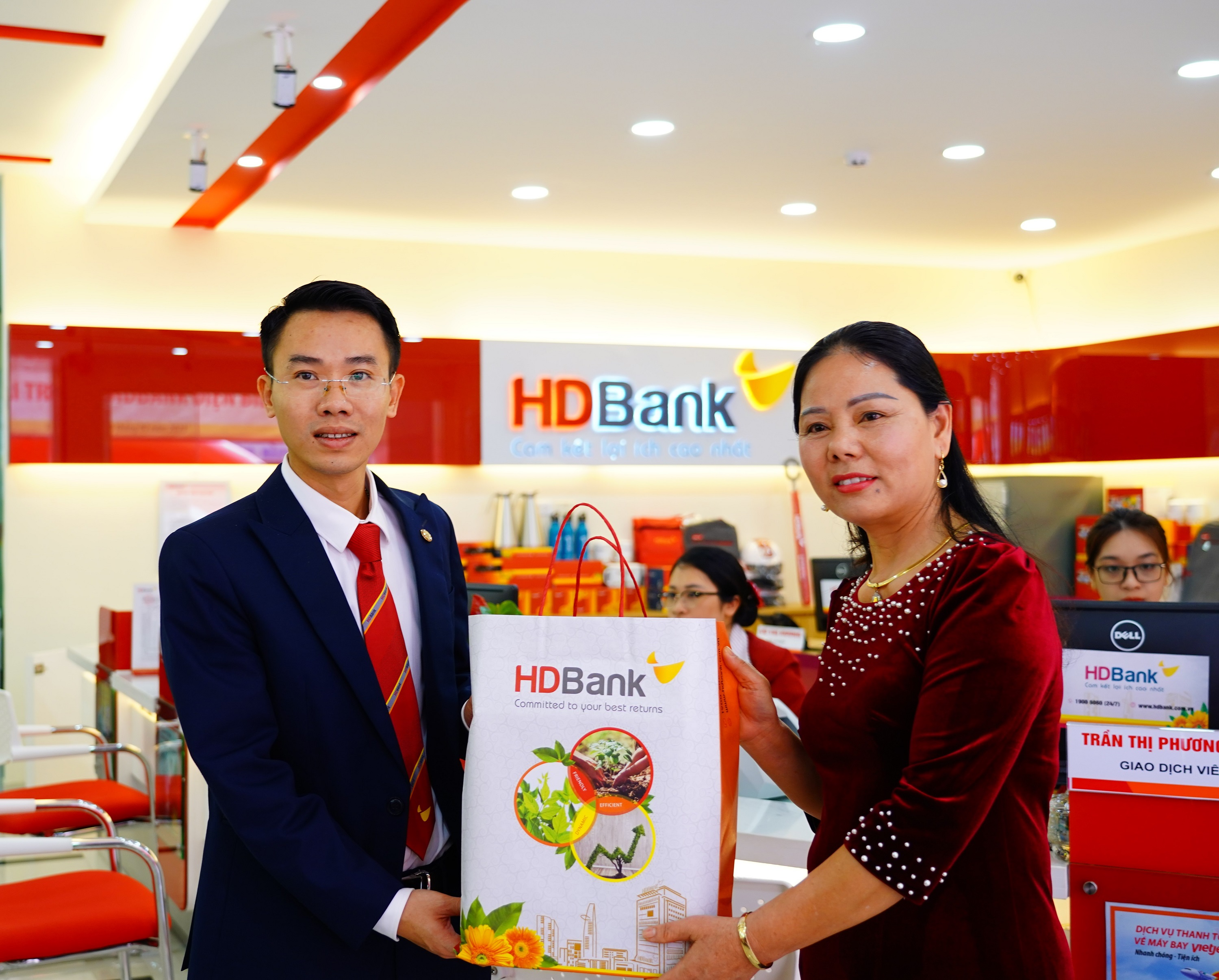 HDBank Điện Bi&ecirc;n d&agrave;nh tặng những qu&agrave; tặng hấp dẫn cho kh&aacute;ch h&agrave;ng đến giao dịch trong ng&agrave;y khai trương