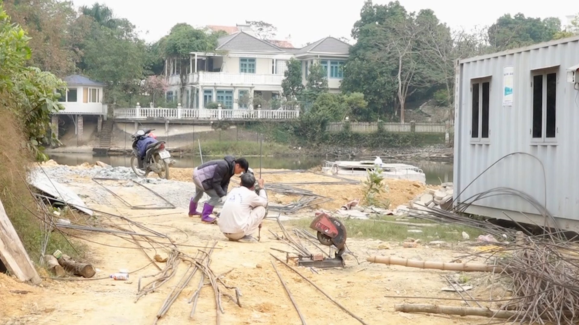 Nhiều c&ocirc;ng tr&igrave;nh x&acirc;y dựng ngổn ngang tr&ecirc;n hồ Đ&aacute; Dựng. Ảnh Đức Mạnh