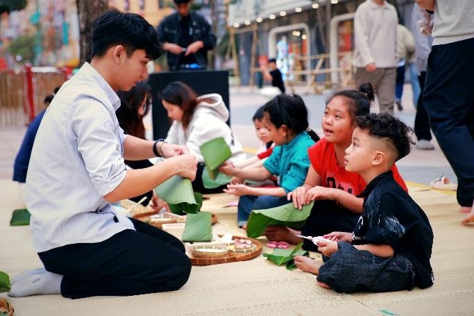 Trẻ nhỏ h&aacute;o hức kh&aacute;m ph&aacute; Tết xưa với c&aacute;c hoạt động như g&oacute;i b&aacute;nh chưng, viết thư ph&aacute;p&hellip;