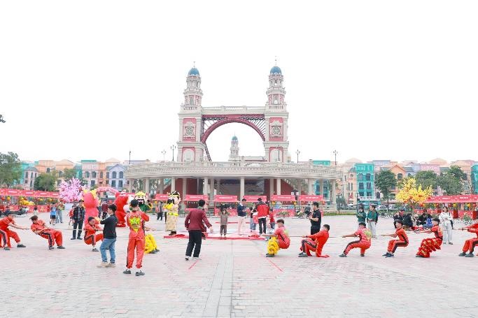 C&aacute;c tr&ograve; chơi d&acirc;n gian đậm chất Tết Việt thu h&uacute;t đ&ocirc;ng đảo cư d&acirc;n, du kh&aacute;ch