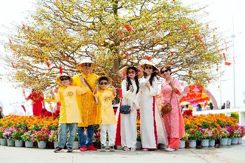 H&igrave;nh ảnh chiếm s&oacute;ng mạng x&atilde; hội dịp n&agrave;y c&ograve;n l&agrave; nụ cười của c&aacute;c gia đ&igrave;nh du xu&acirc;n tại Cần Giờ