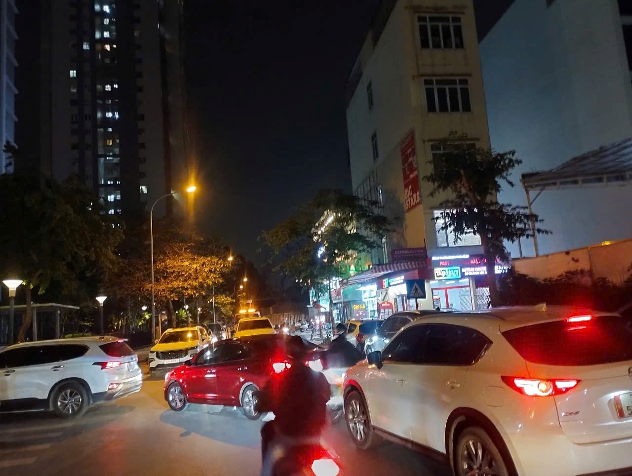 Giao th&ocirc;ng hỗn loạn tại khu đ&ocirc; thị chiều ng&agrave;y 6/2. &nbsp;