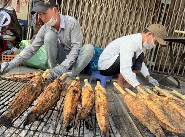 Ảnh: c&aacute; l&oacute;c nướng trui ngay tr&ecirc;n c&aacute;c vỉa h&egrave; (ảnh minh họa)