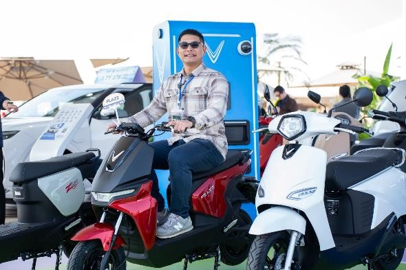 Trả góp 0 đồng, Gen Z Việt rinh ngay “chiến mã” VinFast Flazz “lượn” cả tuần không lo hết pin - Ảnh 1