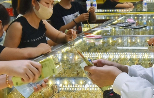 Gi&aacute; v&agrave;ng trong nước li&ecirc;n tục biến động.