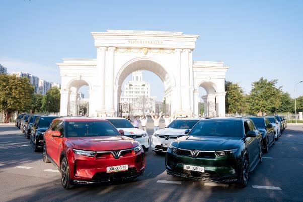 Trải nghiệm l&aacute;i của xe điện VinFast &ldquo;vượt trội&rdquo; nhờ động cơ mạnh mẽ, m&ocirc;-men xoắn cực đại vượt xa xe xăng.