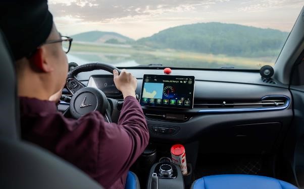 Với ch&iacute;nh s&aacute;ch mới nhất của VinFast, kh&aacute;ch h&agrave;ng dễ d&agrave;ng &ldquo;chốt xe&rdquo; m&agrave; kh&ocirc;ng chịu rủi ro l&atilde;i suất thả nổi khi mua trả g&oacute;p.