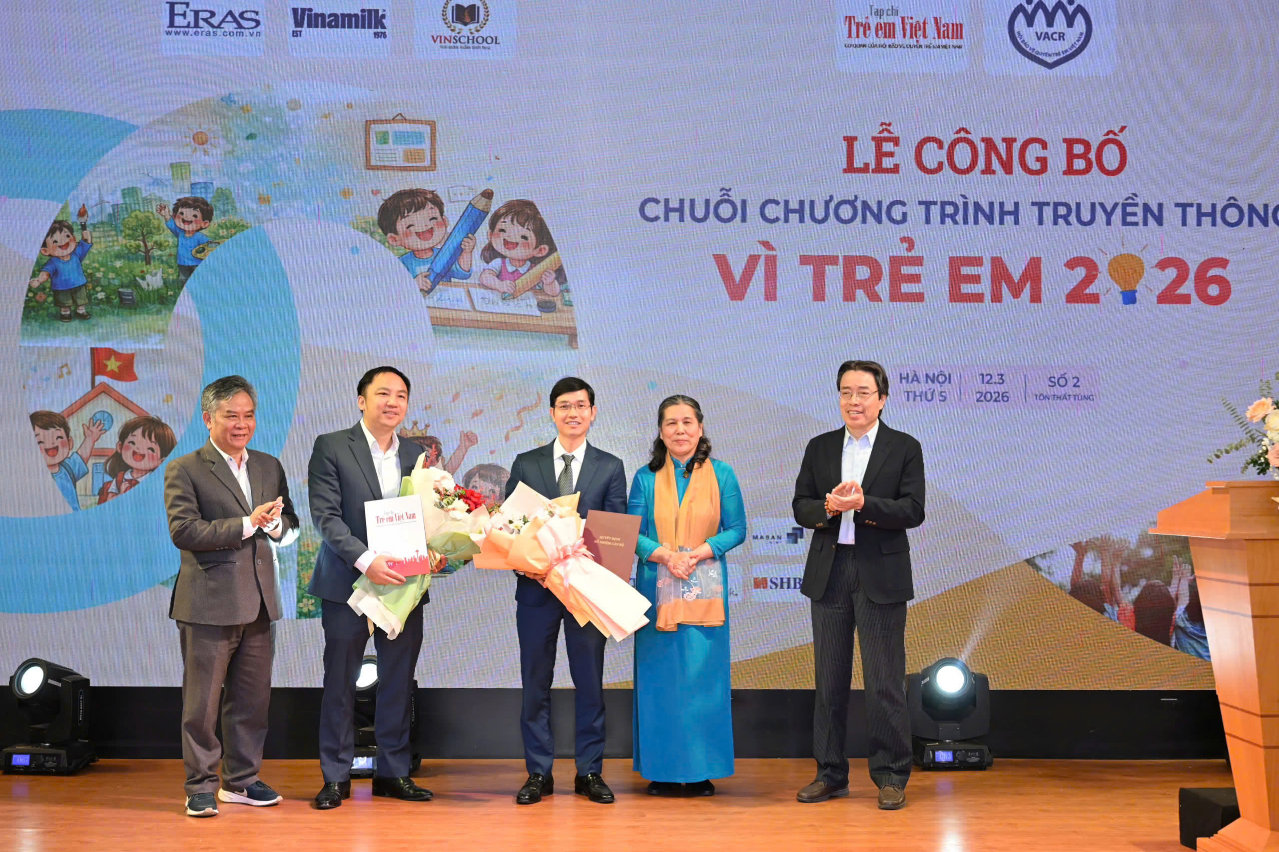 L&atilde;nh đạo Hội Bảo vệ Quyền trẻ em Việt Nam trao quyết định bổ nhiệm t&acirc;n Tổng Bi&ecirc;n tập B&ugrave;i Văn Khương, đồng thời tặng hoa tri &acirc;n nguy&ecirc;n Tổng Bi&ecirc;n tập Nguyễn Mạnh Huy. &nbsp;