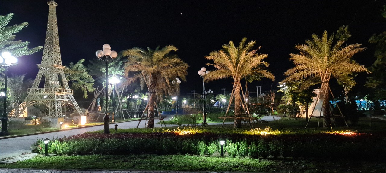 C&ocirc;ng vi&ecirc;n 5 ch&acirc;u với biểu tượng th&aacute;p Effel tại TNR Stars Diễn Ch&acirc;u.