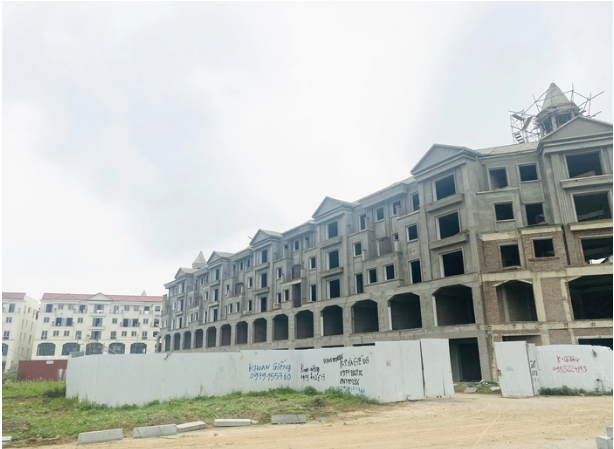 Những căn liền kề thuộc dự &aacute;n Hinode Royal Park c&oacute; gi&aacute; hơn 10 tỷ, mới chỉ x&acirc;y th&ocirc; nhưng đ&atilde; qua nhiều đời chủ từ 2008. (Ảnh Xu&acirc;n Thạch)