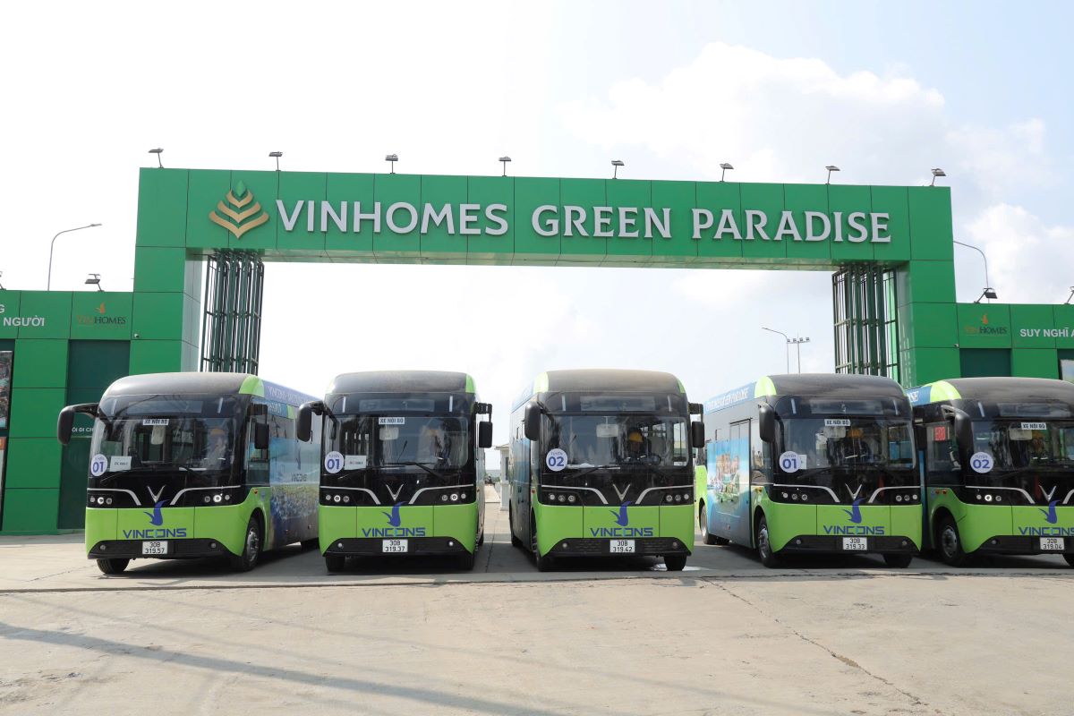 Phúc lợi thiết thực tại VinCons: Công nhân được đưa đón bằng xe buýt điện - Ảnh 1