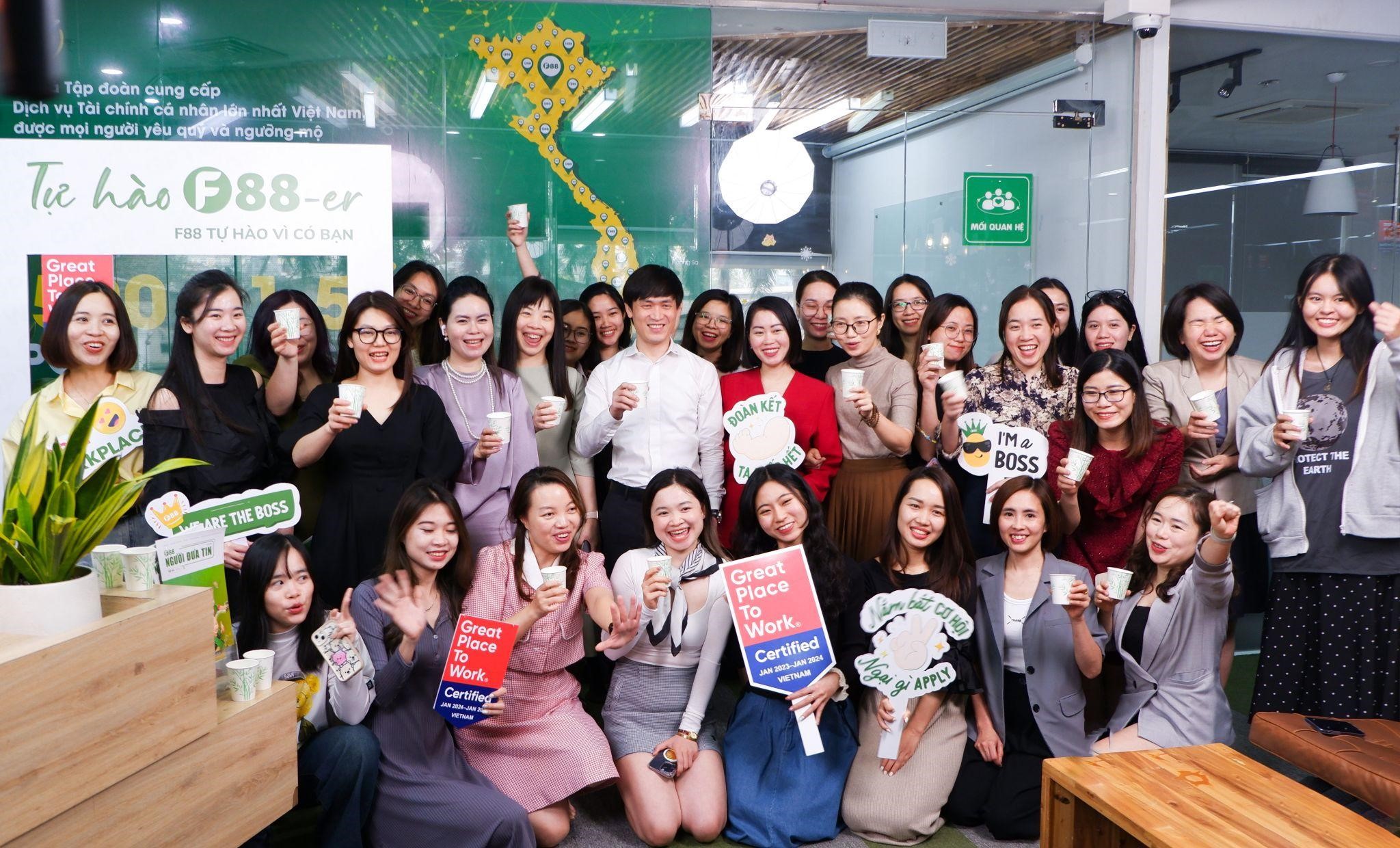 &Ocirc;ng Ph&ugrave;ng Anh Tuấn v&agrave; CBNV F88 đ&oacute;n mừng giấy chứng nhận Nơi l&agrave;m việc xuất sắc năm 2024 &nbsp;