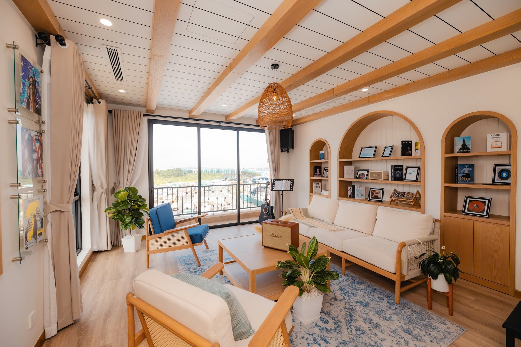 Kh&ocirc;ng gian sống b&ecirc;n trong mỗi căn nh&agrave; c&acirc;n bằng giữa tiện nghi hiện đại v&agrave; chiều s&acirc;u kiến tr&uacute;c