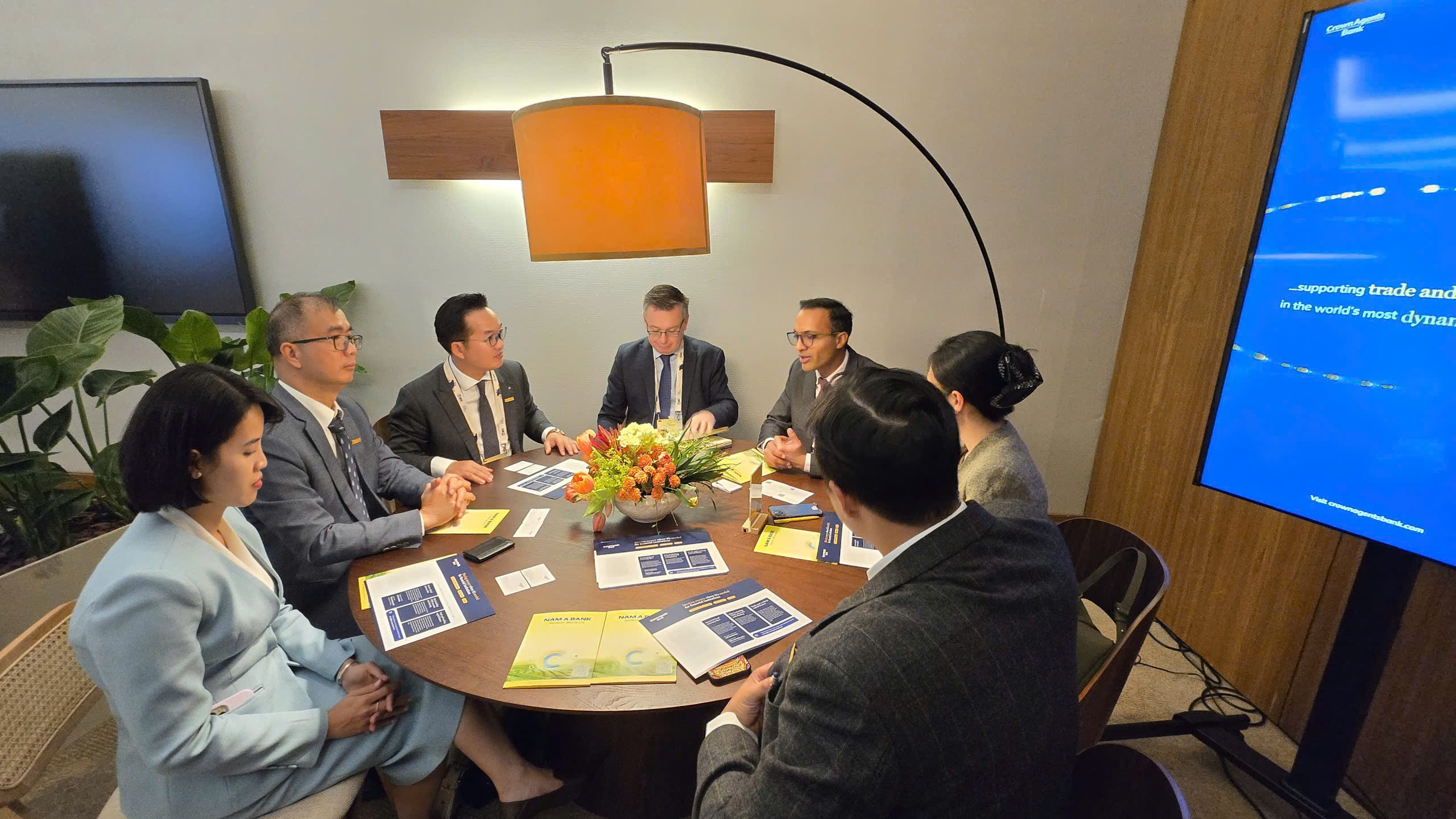 Đại diện L&atilde;nh đạo Nam A Bank l&agrave;m việc c&ugrave;ng đại diện Ng&acirc;n h&agrave;ng Crown Agents Bank. &nbsp;