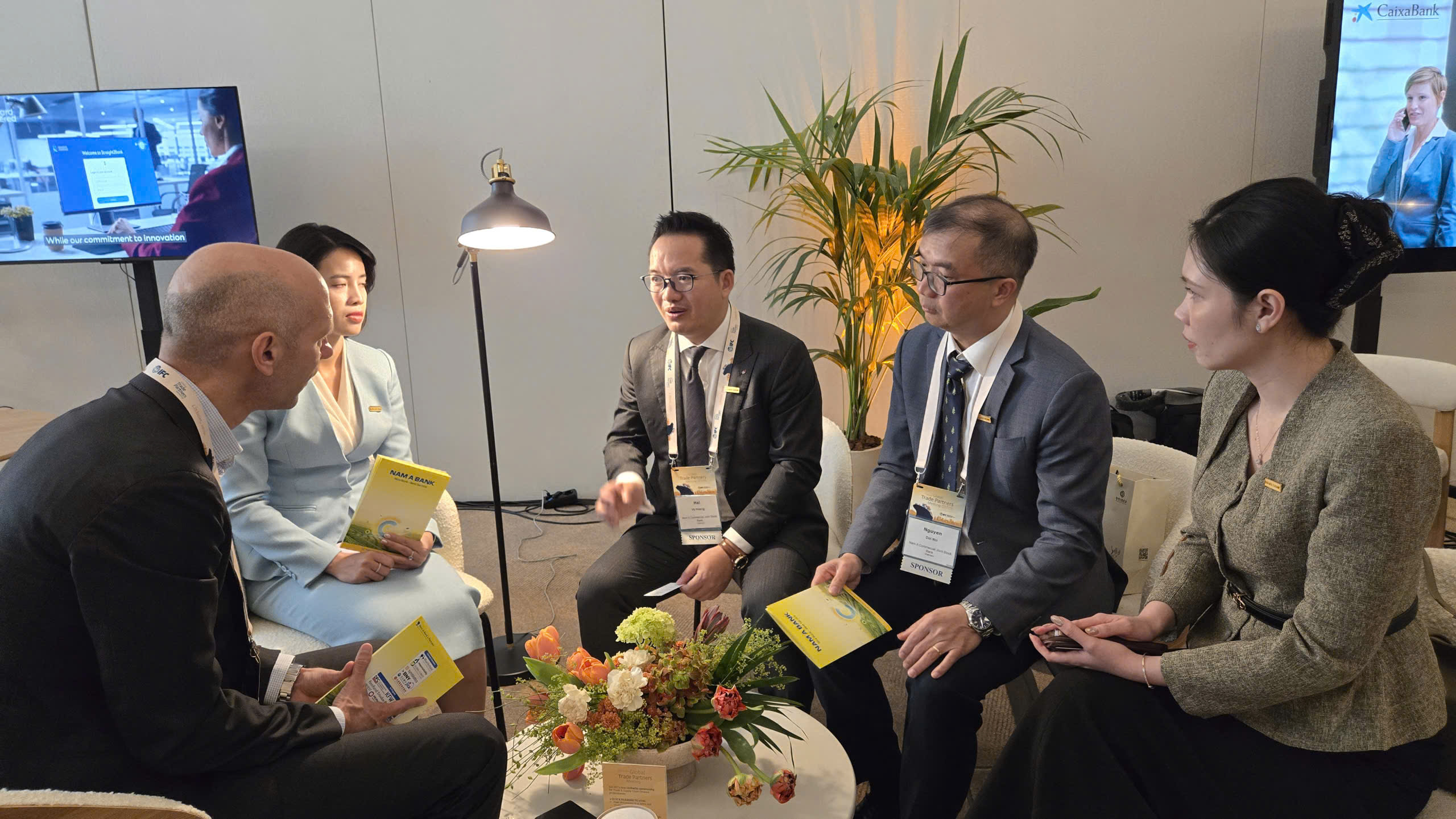 Đại diện L&atilde;nh đạo Nam A Bank l&agrave;m việc c&ugrave;ng đại diện Ng&acirc;n h&agrave;ng Commerzbank &nbsp;