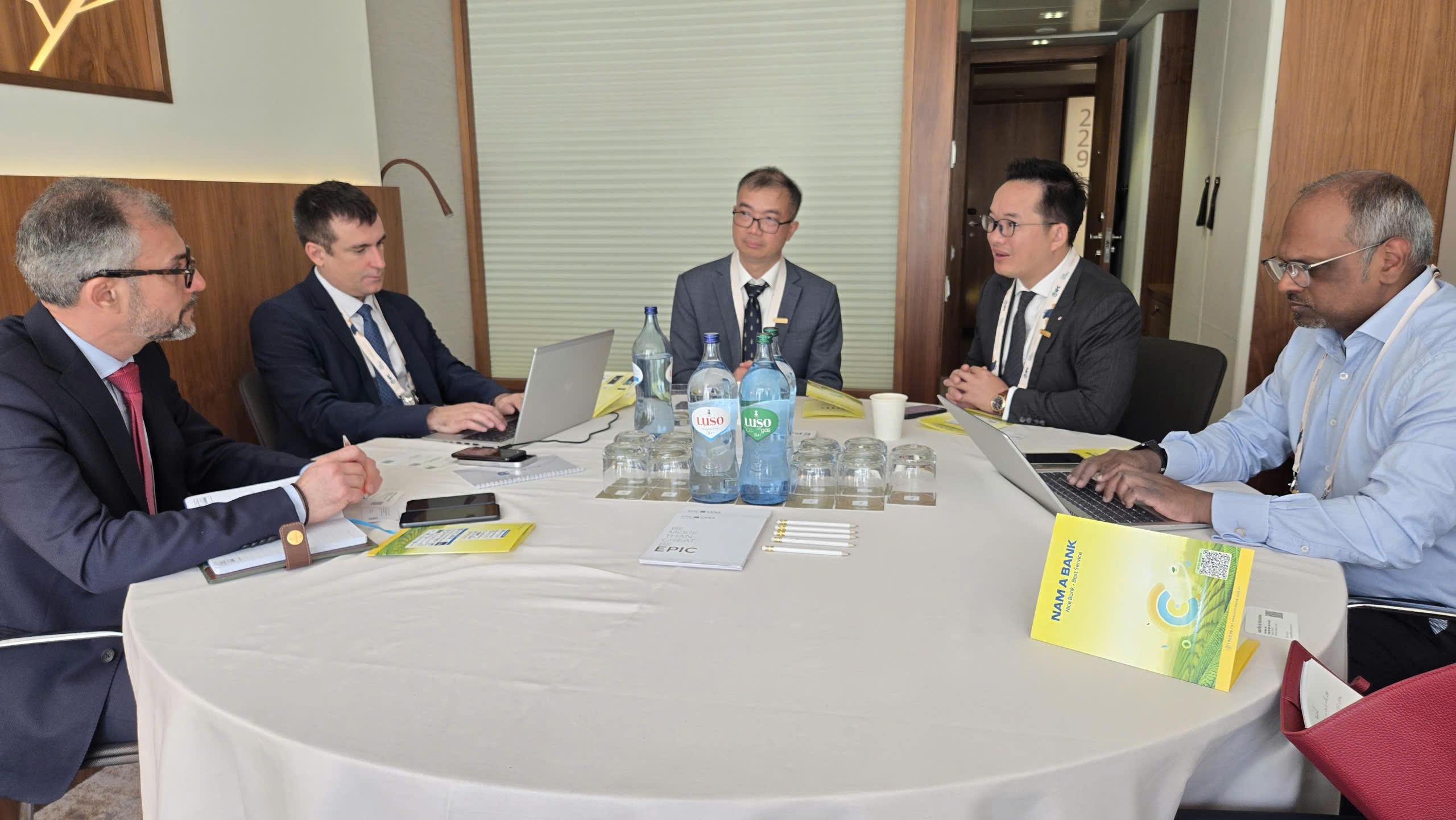 Đại diện L&atilde;nh đạo Nam A Bank l&agrave;m việc c&ugrave;ng đại diện Ng&acirc;n h&agrave;ng BRED Banque Populaire &nbsp;