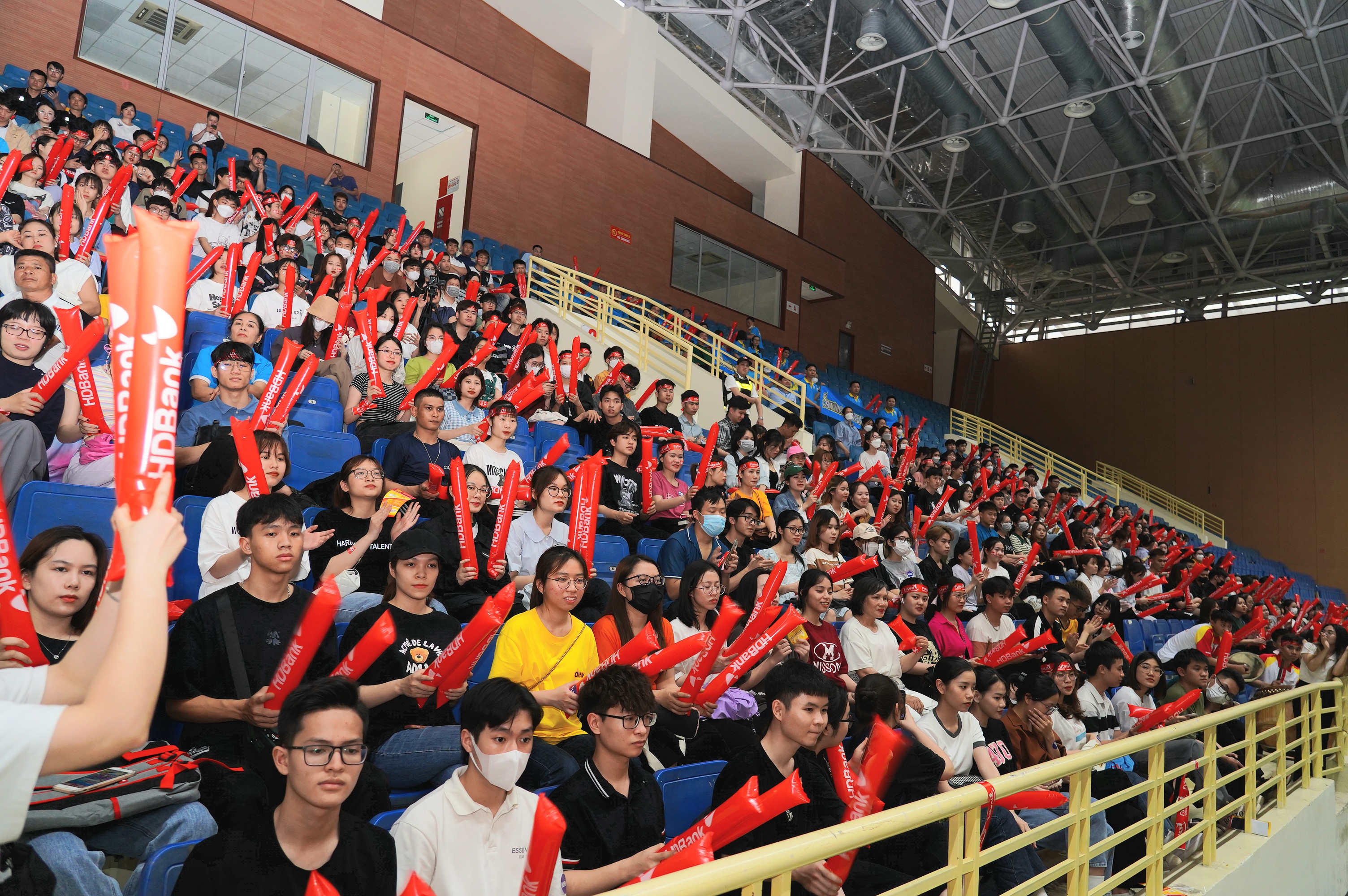 Những kh&aacute;n đ&agrave;i đầy ắp cổ động vi&ecirc;n đ&atilde; n&oacute;i l&ecirc;n sự hấp dẫn của m&ugrave;a giải năm nay