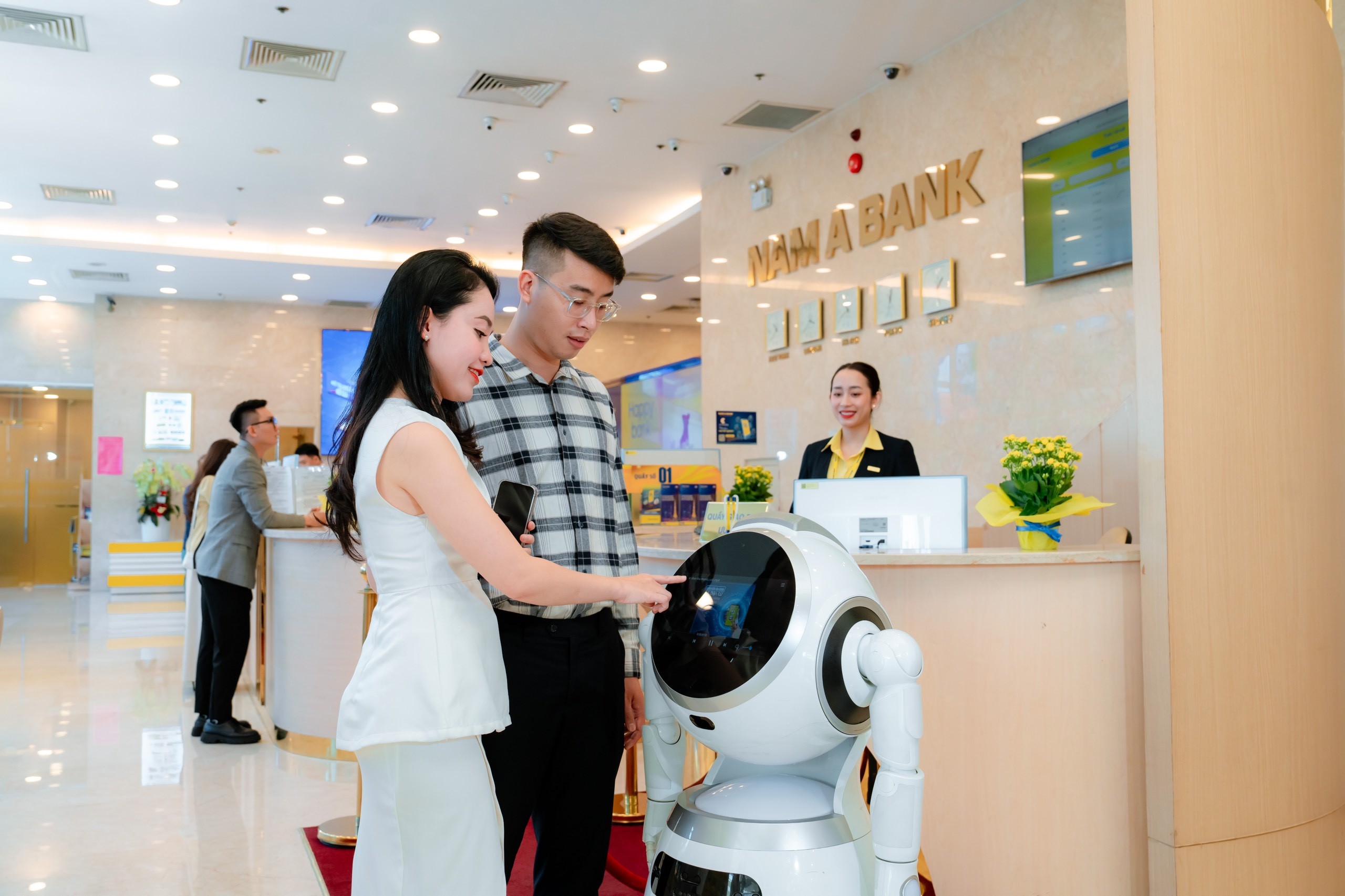 Kh&aacute;ch h&agrave;ng giao dịch tại Nam A Bank