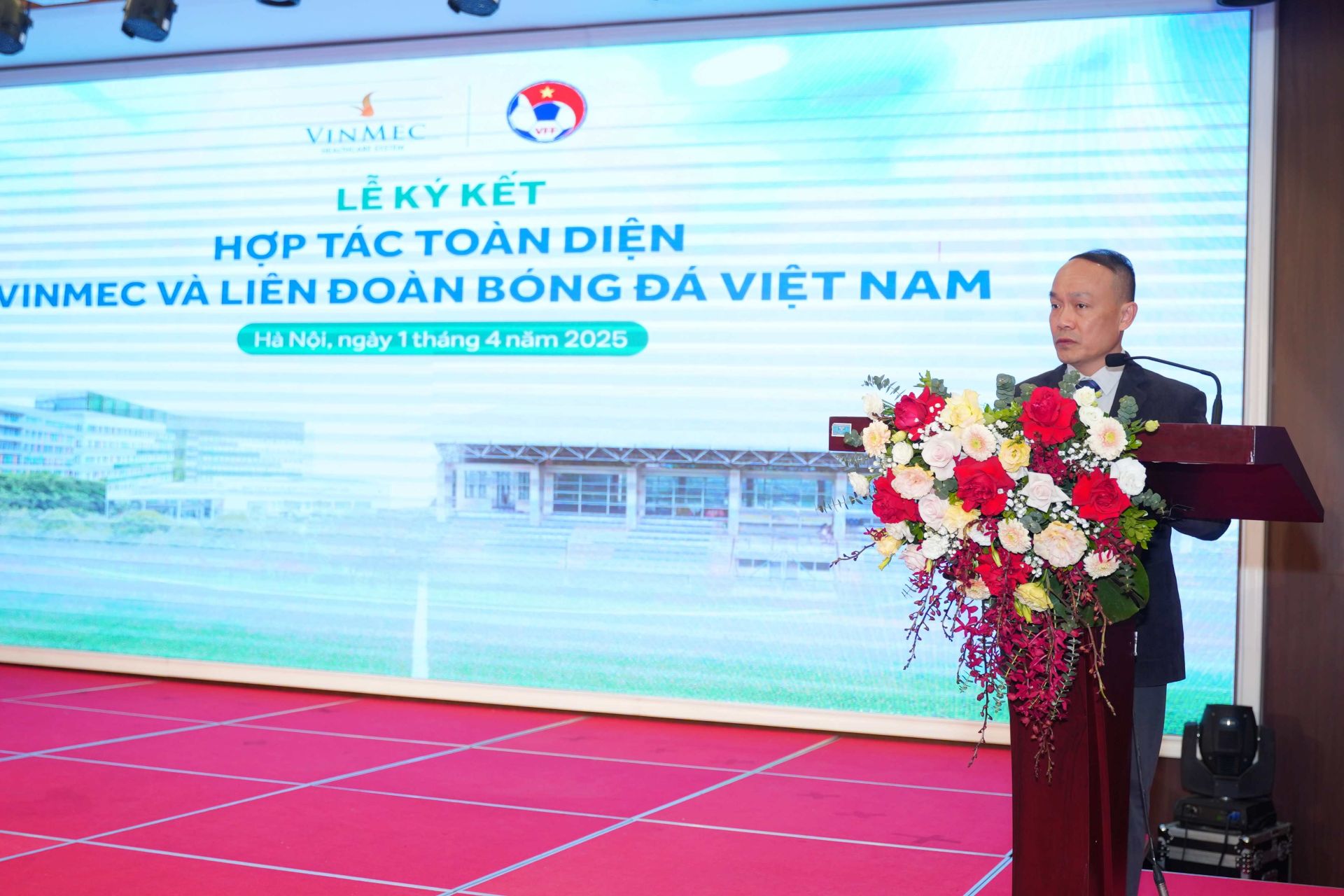 &Ocirc;ng Nguyễn Văn Ph&uacute;, Tổng Thư k&yacute; Li&ecirc;n đo&agrave;n b&oacute;ng đ&aacute; Việt Nam đ&aacute;nh gi&aacute; cao chất lượng điều trị chuy&ecirc;n nghiệp m&agrave; Vinmec trong qu&aacute; tr&igrave;nh n&acirc;ng cao th&agrave;nh t&iacute;ch thi đấu của c&aacute;c đội tuyển.