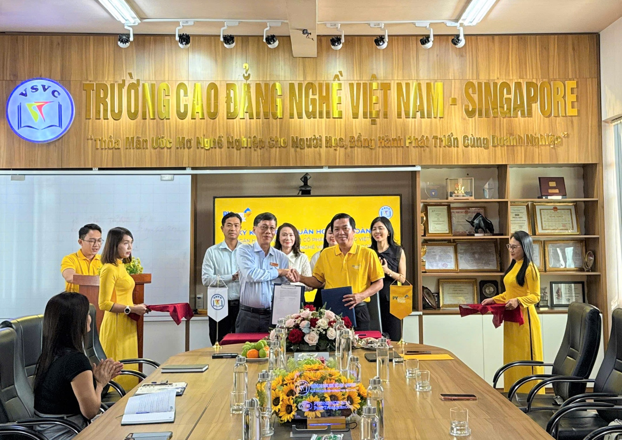 PVcomBank k&yacute; kết thỏa thuận hợp t&aacute;c to&agrave;n diện với Trường Cao đẳng nghề Việt Nam &ndash; Singapore