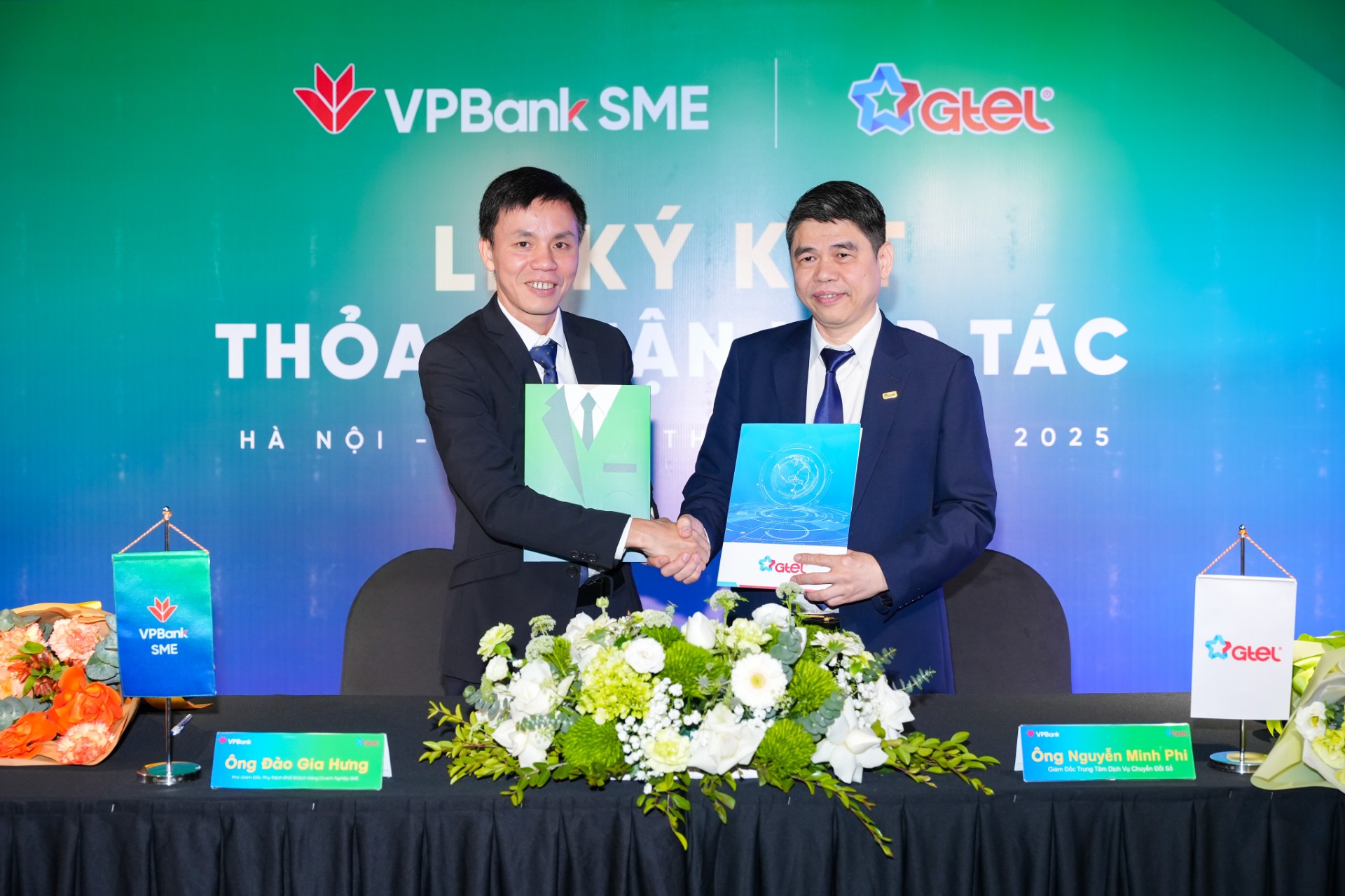 Đại diện VPBank và GTEL ký kết hợp tác