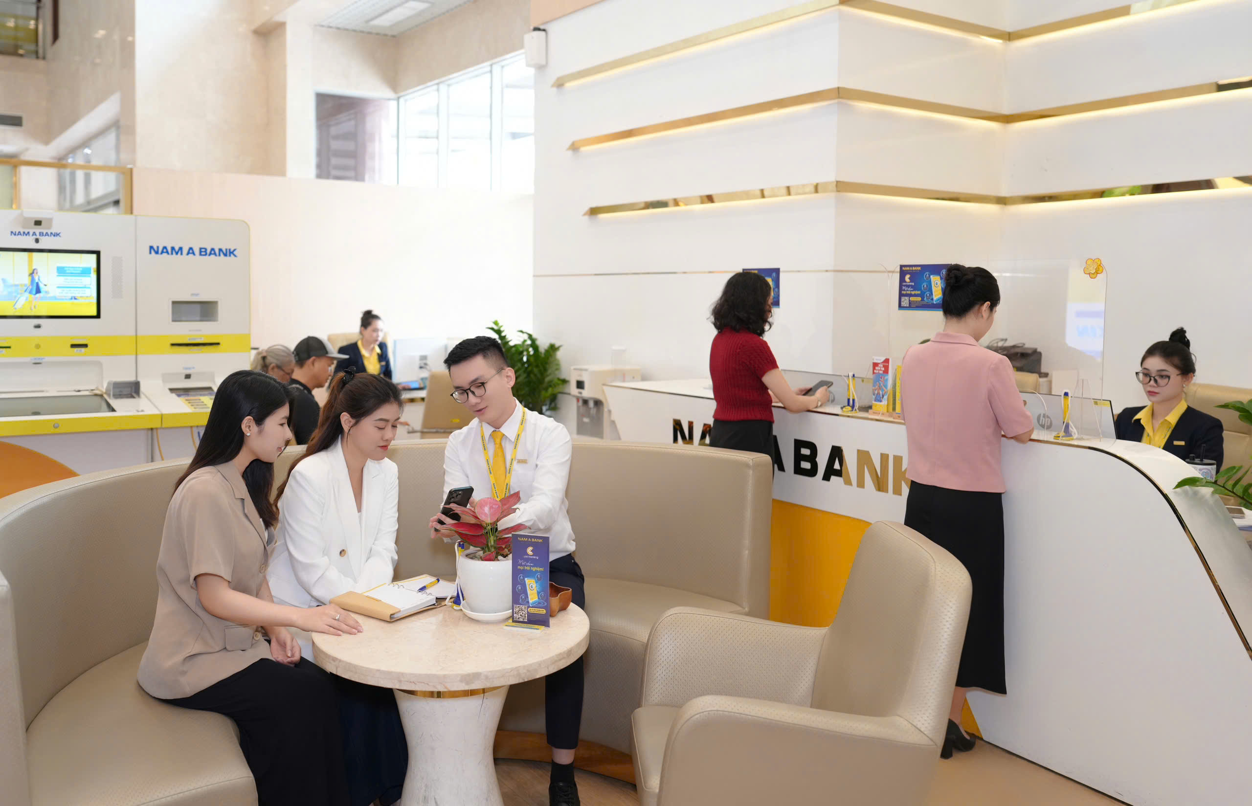 Kh&aacute;ch h&agrave;ng giao dịch tại Nam A Bank.