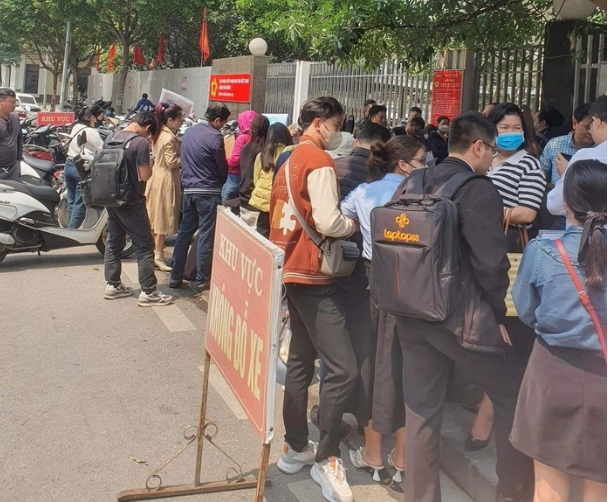 Từ giữa th&aacute;ng 3/2024, đ&atilde; c&oacute; t&igrave;nh trạng nhiều người xếp h&agrave;ng ngo&agrave;i cổng Văn ph&ograve;ng đăng k&yacute; đất đai chi nh&aacute;nh H&agrave; Đ&ocirc;ng.