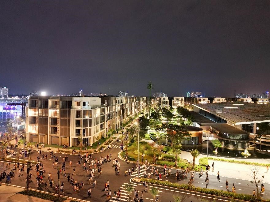 D&atilde;y nh&agrave; phố SOHO khi l&ecirc;n đ&egrave;n kh&ocirc;ng kh&aacute;c g&igrave; c&aacute;c khu phố thương mại quốc tế &nbsp;